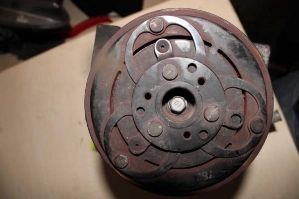 COMPRESSEUR DE CLIMATISATION VOLVO/FORD - Vue 3